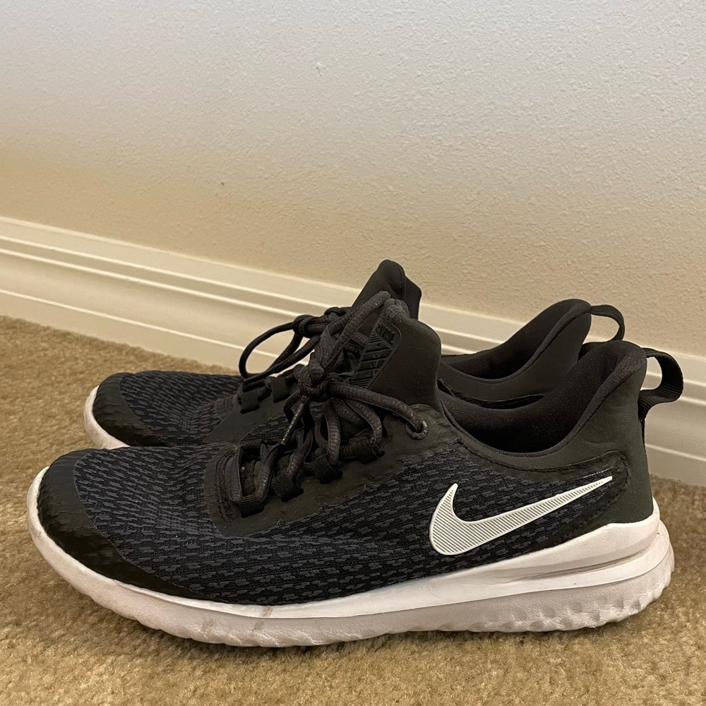 Nike Renew Rival black and white shoe. Size 9.5 only worn a couple times.